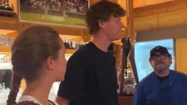Tennis-Superstar Jannik Sinner in der Pizzeria. © Instagram