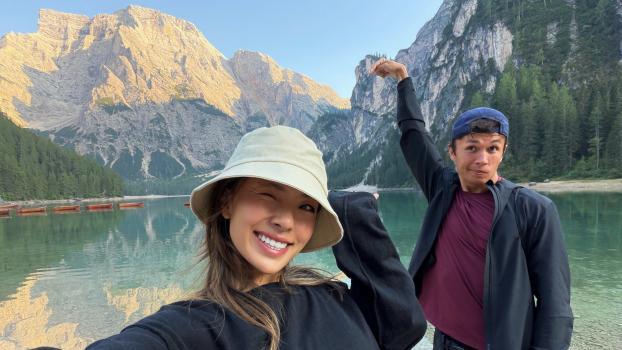 Alexander Albon und seine Verlobte Muni He am Pragser Wildsee. © Social Media