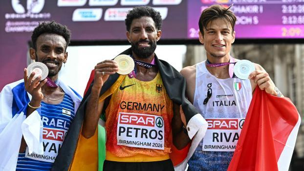 Amanal Petros (Mitte) mit Pietro Riva (r.) und Gashau Ayale. © APA/afp / PAUL ELLIS