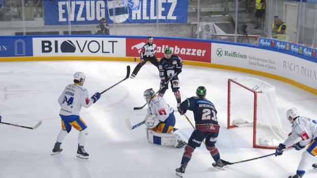 An EV-Zug-Goalie Leonardo Genoni (in weiß) gab es am Samstag kein Vorbeikommen. © Max Pattis
