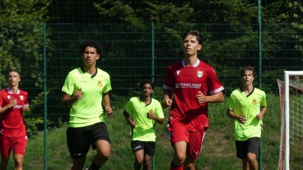 Auch auf dem Fußballplatz wurde Gas gegeben.