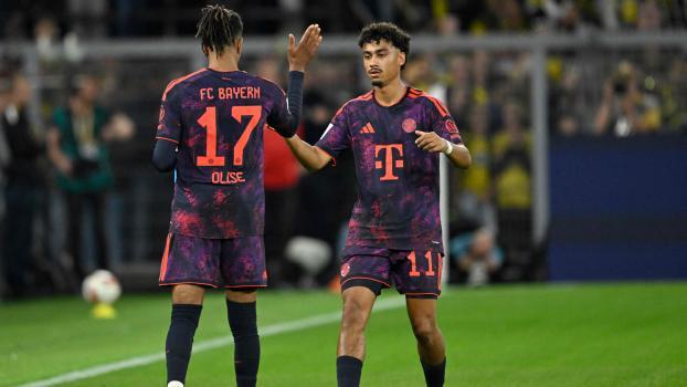 Bayerns Torschützen unter sich: Michael Olise (links) und Nathaniel Brown. © APA/afp / INA FASSBENDER