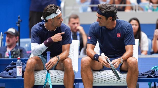 Das Training von Roger Federer mit Lorenzo Musetti (l.) sorgte für einen Zuschaueransturm im Arthur Ashe Stadion. © US Open