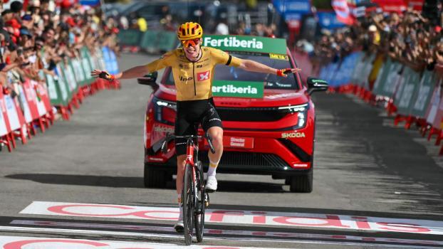 Der Norweger feierte seinen Vuelta-Etappensieg. © APA/afp / JOSE JORDAN