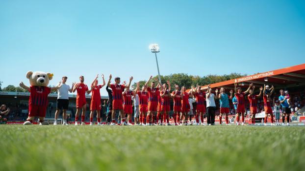 Die Spieler des 1. FC Heidenheim feiern mit ihren Fans. © 1. FC Heidenheim