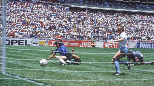 Ein Moment für die Ewigkeit: Diego Maradona und die „Hand Gottes“. © ANSA / epa