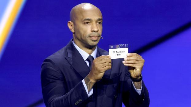 Ex-Stürmerstar Thierry Henry war eine der Losfeen am Donnerstagabend. © ANSA / SEBASTIEN NOGIER