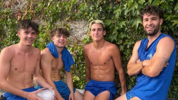 Genießen das Eiswasser nach einer kräftezehrenden Einheit: Raphael Unterthurner, Noah Schweitzer, Tizian Stecher und Julian Pircher (v.l.).