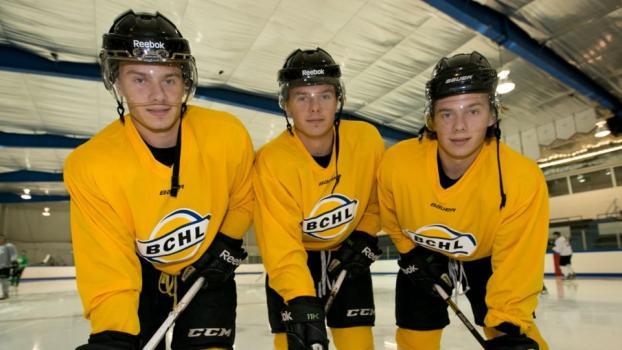 Gerry Fitzgerald (Mitte) und seine beiden Drillingsbrüder Myles (links) und Leo (rechts). © Victoria Grizzlies
