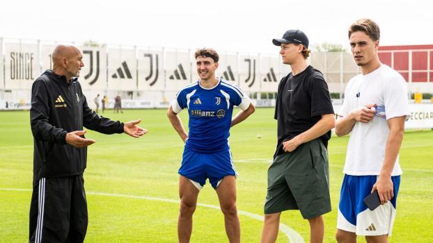 Hoher Besuch im Trainingszentrum von Juve: Luciano Spalletti, Andrea Cambiaso, Jannik Sinner und Kenan Yildiz. © Juventus FC / Alberto Gandolfo - Juventus