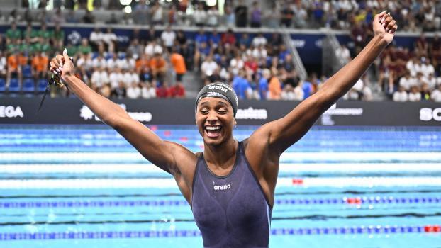 Italiens Schwimm-Star Sara Curtis reitet die Erfolgswelle. © APA/afp / JULIEN DE ROSA