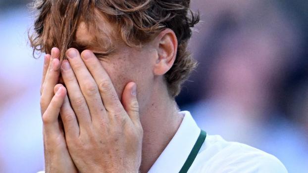 Jannik Sinner muss weiter pausieren. © APA/afp / KIRILL KUDRYAVTSEV