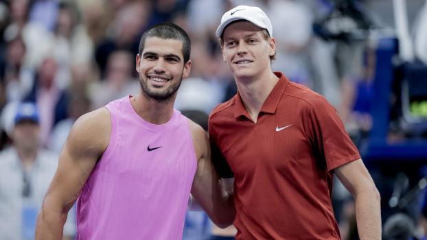 Jannik Sinner (rechts) und Carlos Alcaraz (links) bleiben die Nummer 1 und 2 der Welt. © ANSA / stf