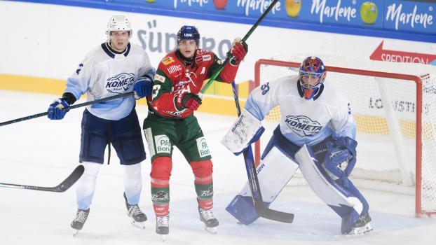 Kometa Brno und die Augsburg Panthers lieferten sich am Freitagabend einen heißen Fight in Neumarkt. © M. Pattis
