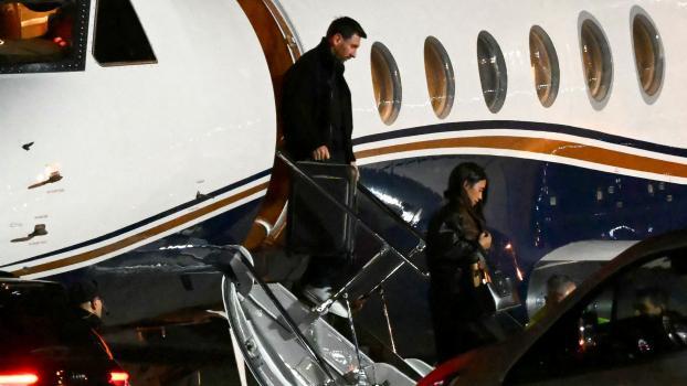 Lionel Messi und seine Frau Antonela Roccuzzo sind am späten Abend in Rosario angekommen. © APA/afp / LUIS ROBAYO