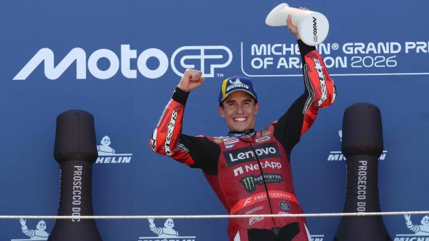 Marc Marquez jubelt mit seiner Trophäe. © APA/afp / PIERRE-PHILIPPE MARCOU