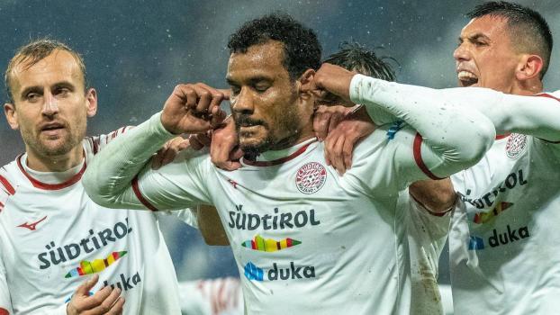 Raphael Odogwu und der FC Südtirol gehen ab sofort getrennte Wege. Fabian Tait (l.) und Salvatore Molina (r.) haben den Stürmer auf seinem Weg in Südtirol lange begleitet. © Alfred Tschager
