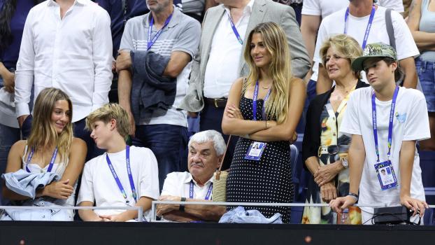 Roger Federers Familie beim Auftritt des Papas. © APA / CALEB BOWLIN