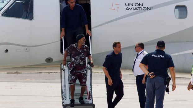 Ronaldinho stieg aus der Maschine. © ANSA / Ufficio stampa Ravenna football