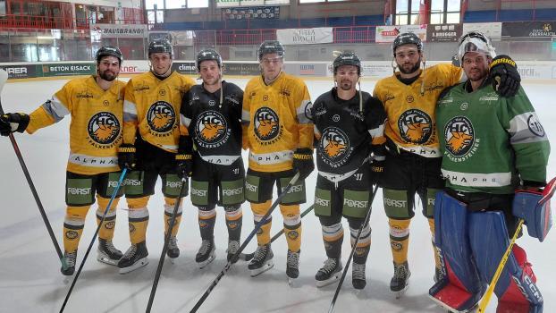 Sieben auf einen Streich. Das sind die Neuzugänge des HC Pustertal: David Farrance, Josef Prast, Gunnarwolfe Fontaine, Dominik Obexer, Gerry Fitzgerald, Luke Moncada und Colin Furlong (von links). © Kurt Platter