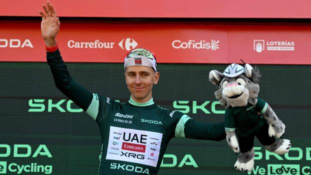 Tadej Pogacar winkt bei der Vuelta ein Start-Ziel-Sieg. © APA/afp / MIGUEL MEDINA