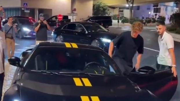 Tennis-Superstar Jannik Sinner mit seinem Ferrari. © Screenshot