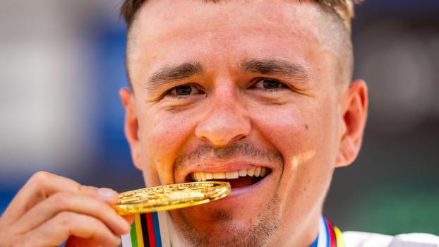 Tom Pidcock krönte sich zum Weltmeister. © ANSA / MAXIME SCHMID