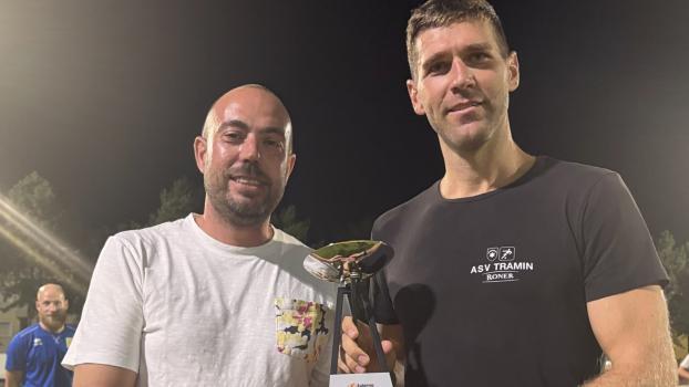 Tramins Kapitän Simon Greif mit dem Salurner Gemeindereferenten Luca Morandini.