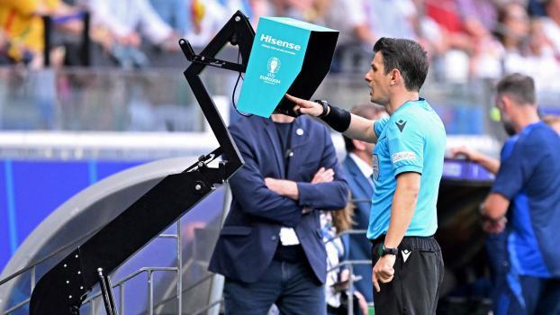 VAR-Entscheidungen sollen schneller getroffen werden. © APA/afp / KIRILL KUDRYAVTSEV