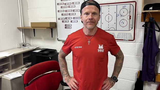 Antti Karhula an seinem neuen Arbeitsplatz, der Sparkasse Arena in Bozen. © SN