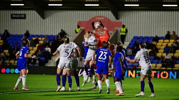 Die Austria (in weiß) bot Chelsea tapfer die Stirn. © APA/afp / BEN STANSALL