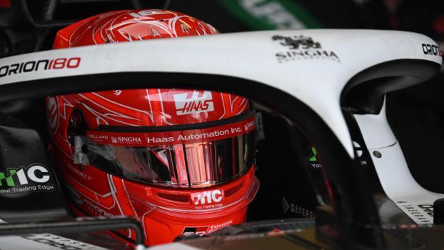Esteban Ocon sitzt nach diesem Jahr nicht mehr im Haas. © APA/afp / IGOR IVANKO