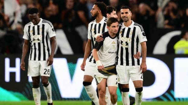 Francisco Conceição   (Mitte) führte Juventus auf die Siegerstraße. © APA/afp / MARCO BERTORELLO