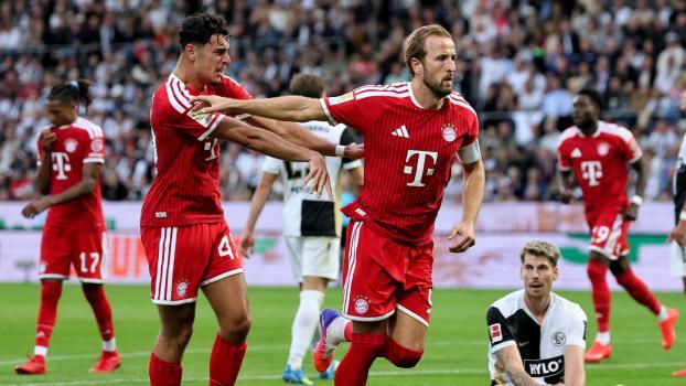 Harry Kane (r.) jubelt, Aleksandar Pavlovic freut sich mit ihm. © ANSA / RONALD WITTEK