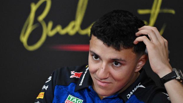 Isack Hadjar verlängerte bei Red Bull. © APA/afp / ATTILA KISBENEDEK
