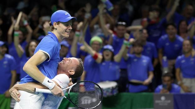 Jannik Sinner avancierte 2024 zum Helden des Davis Cups. Inzwischen steht die Mannschaft von Filippo Volandri bei drei Triumphen in Serie. © AFP / THOMAS COEX
