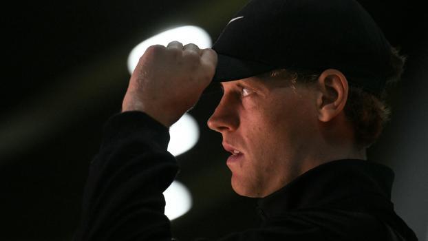 Jannik Sinner ist bei den US Open ein Gesprächsthema, auch wenn er nicht dabei ist. © AFP / TIZIANA FABI