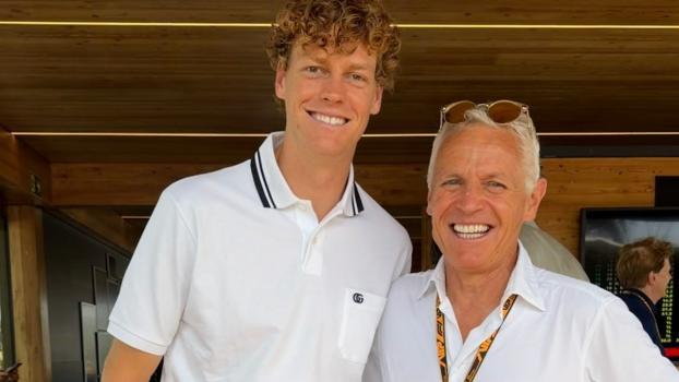 Jannik Sinner posiert mit Alfred Wierer, dem Papa von Dorothea. © Instagram