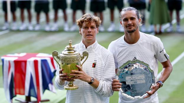 Jannik Sinner und Alexander Zverev nach dem Finale von Wimbledon. © ANSA / TOLGA AKMEN