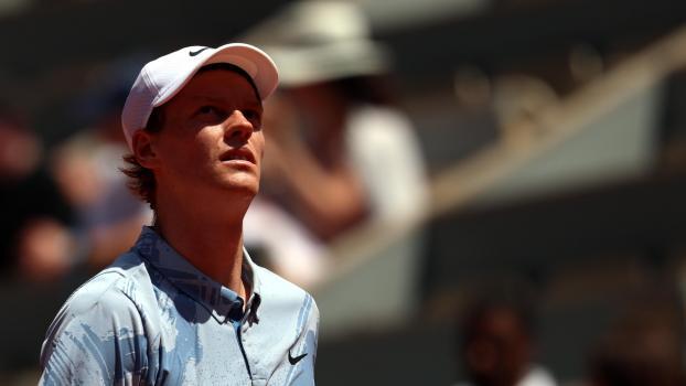 Jannik Sinner wird derzeit auf der ATP-Tour verletzungsbedingt vermisst. © ANSA / MOHAMMED BADRA