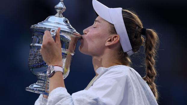 Jelena Rybakina freut sich über die Trophäe. © APA / JULIAN FINNEY