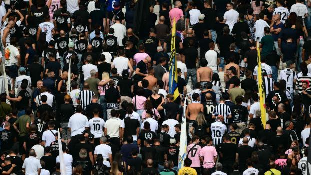Juventus wurde für diese Aktion ihrer Fans milde bestraft. © APA/afp / MARCO BERTORELLO