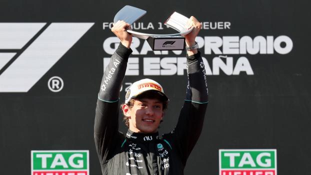 Kimi Antonelli freut sich nach dem Sieg in Madrid. © APA/afp / THOMAS COEX