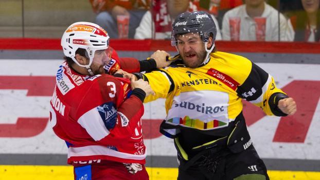 Pustertals JC Lipon und Klagenfurts Will MacKinnon lieferten sich einen Boxkampf. © EC-KAC/Wolfgang Jannach