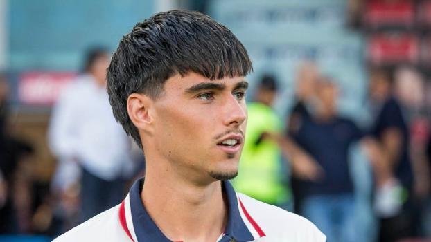 Raphael Kofler hält die Südtiroler Fahne hoch. © Cagliari Calcio