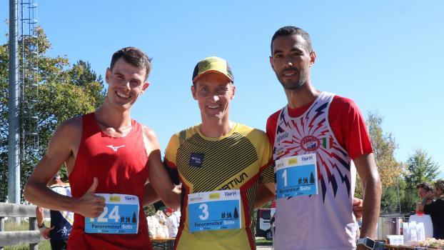 Sieger Andreas Reiterer (Mitte) freute sich mit Luca Clara (links) und Khalid Jbari (rechts). © Sportissimus