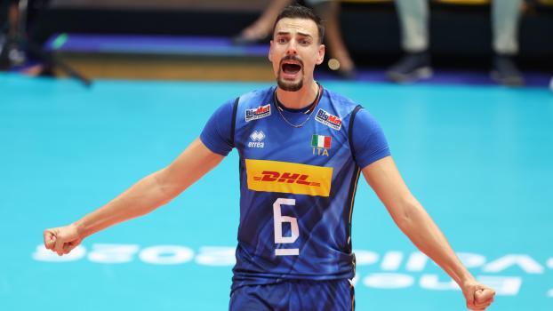 Simone Giannelli darf sich mit den Azzurri über den Gruppensieg bei der Heim-EM freuen. © ANSA / FILIPPO RUBIN
