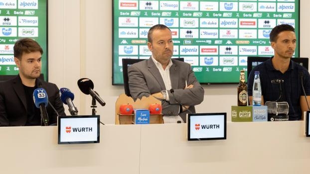 Sportdirektor Matteo Lovisa, Geschäftsführer Dietmar Pfeifer und der Technische Direktor Hannes Fink (von links) erklärten die Transferstrategie.