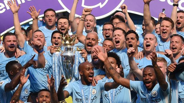 Über die Ära von Pep Guardiola (hält Trophäe) und Co. bei Manchester City legt sich ein dunkler Schatten. © APA/afp / OLI SCARFF