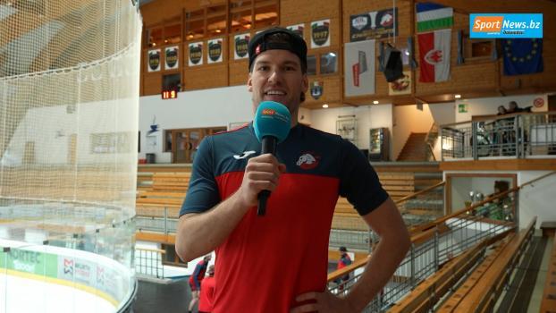 Am kommenden Samstag startet der HC Gherdëina in seine Mission Titelverteidigung in der Alps Hockey League (AlpsHL). Bevor es für die Ladiner ernst wird, hat SportNews den Furie einen Besuch im Pranives abgestattet. Stürmer Hannes Kasslatter wollte von seinen Teamkollegen dabei wissen, ob eine anstehende Geburt zu müden Beinen auf dem Eis führen wird, warum ausgerechnet ein Taxifahrer nicht ans Steuer darf und ob sein eigener Schuss mit jenem von NHL-Superstars mithalten kann. © stol